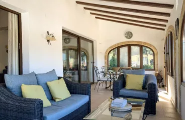 Terraza cubierta de la villa disponible con Vicens Ash Properties
