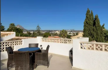 Terraza descubierta con vistas al Montgó de la casa disponible con Vicens Ash Properties