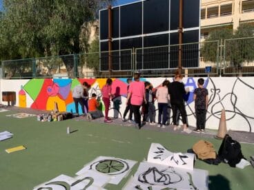Trabajando en el mural del patio del CEIP Port de Xàbia