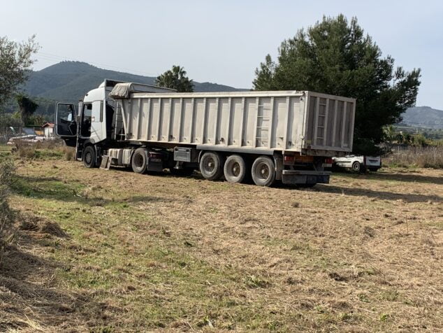 Imagen: Un camión retira los residuos verdes acumulados de la nueva parce la de Xàbia