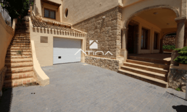 Villa de lujo con garaje en primera línea del puerto de Jávea- Atina Inmobiliaria