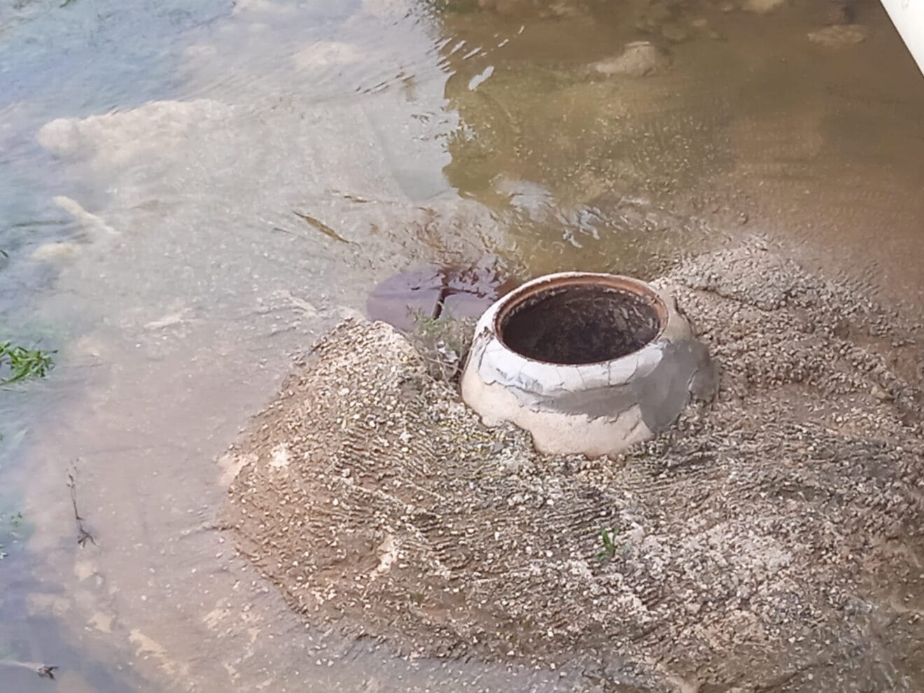Alcantarilla sin tapa en el cauce del río Gorgos