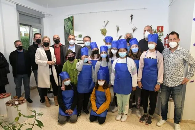 Imagen: Alumnos del CEIP Port de Xàbia en el proyecto de Cuinnovart