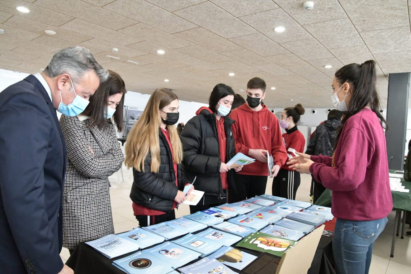 Alumnos y autoridades en el Mercat de l'Estudiant
