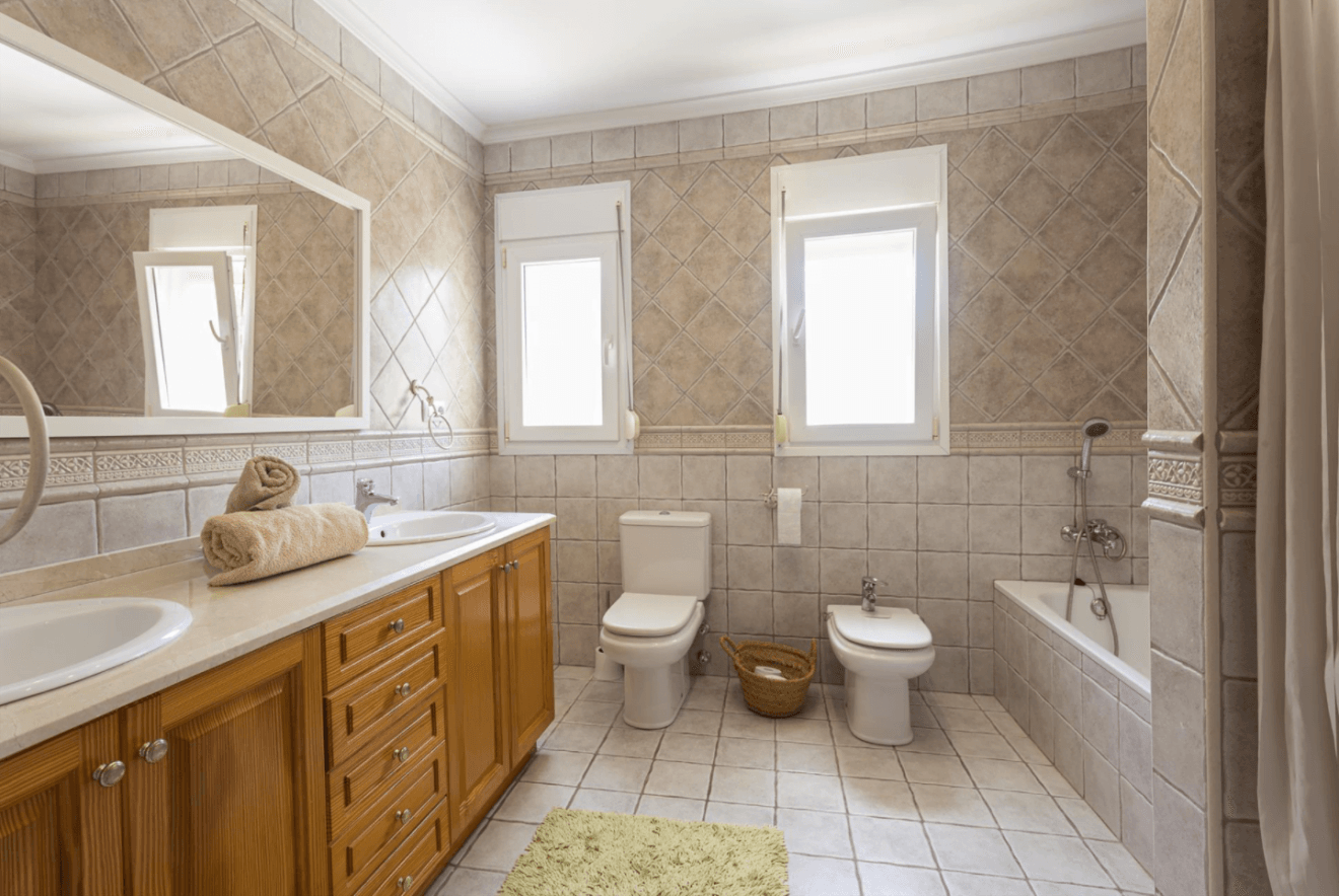 Amplio baño de estilo rústico con bañera