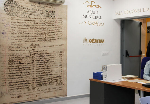 Imagen: Antiguo documento que preside la entrada del Arxiu Municipal de Xàbia