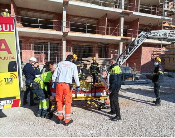 Imagen: Atención al trabajador herido. Foto Policía local Xàbia
