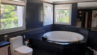 Baño con jacuzzi de la vivienda