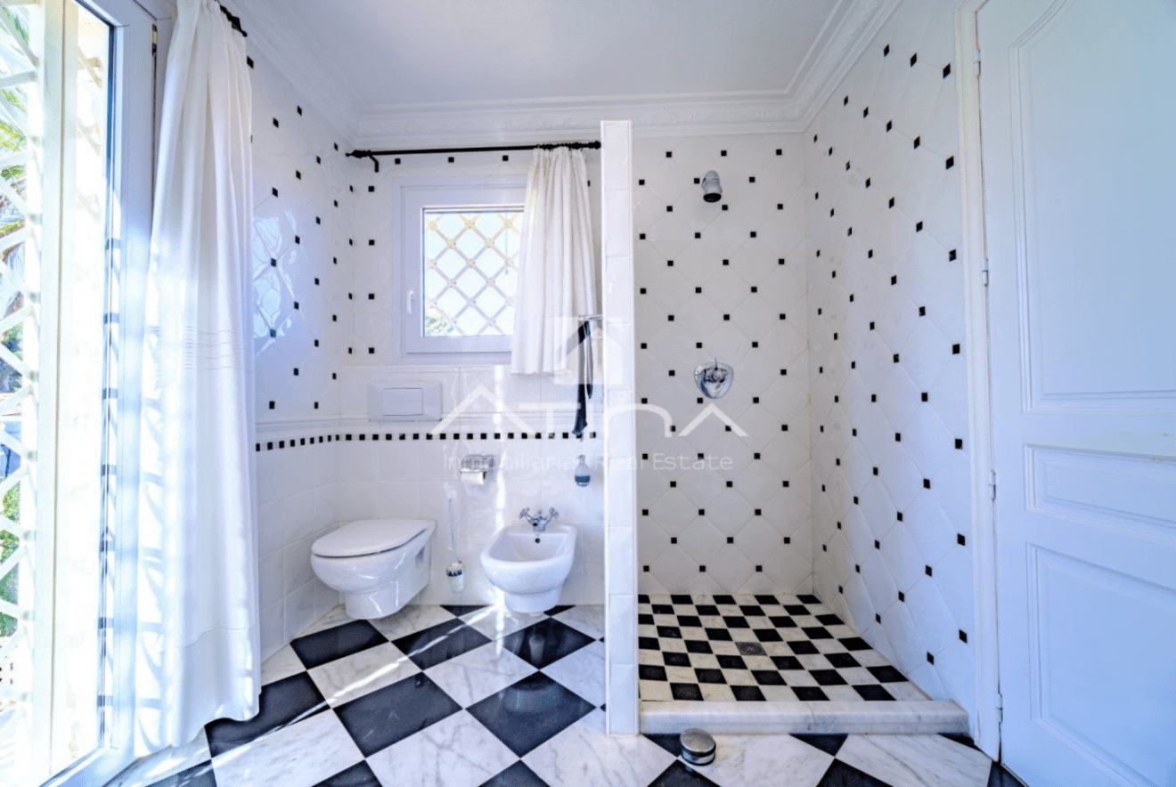 Baño con plato de ducha de la villa en venta en Jávea