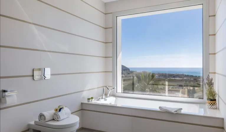Baño en-suite del dormitorio principal con bañera