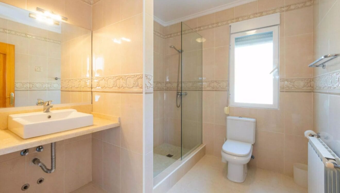 Baño equipado con ducha