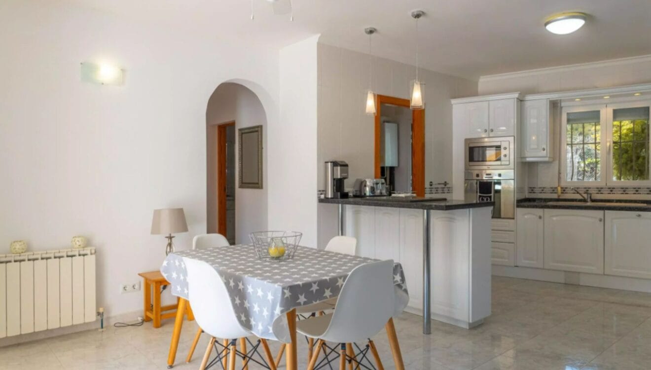 Cocina con barra americana y zona de comedor