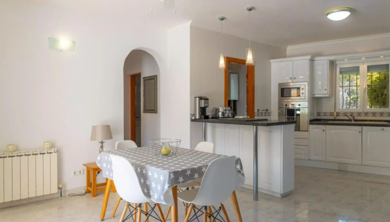 Cocina con barra americana y zona de comedor
