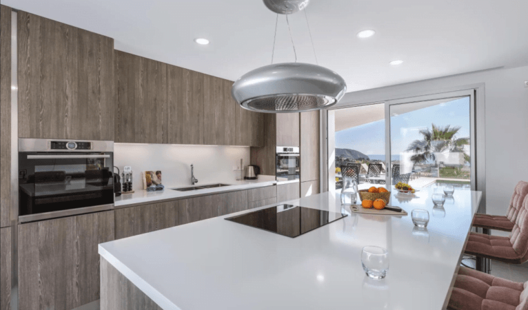 Cocina con isla de Villa Casa del Mar en Moraira