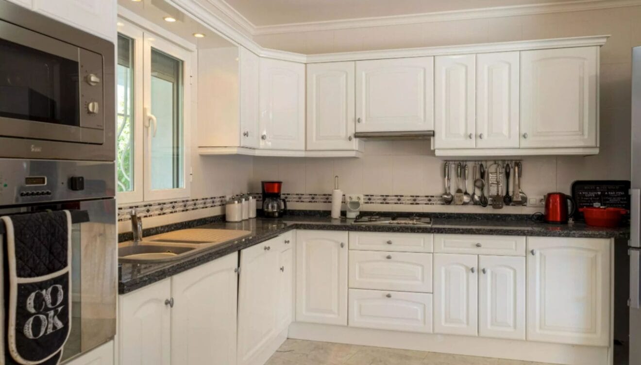 Cocina equipada con muebles en color blanco