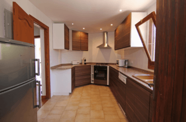 Cocina reformada de madera en esta villa en alquiler