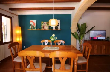 Comedor de Villa Anna con mesa de madera y seis sillas