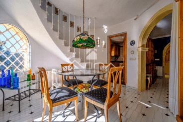 Comedor muy luminoso en esta villa en venta en Jávea
