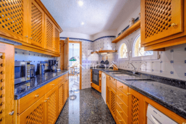 Completa cocina en madera en esta villa en venta en Jávea
