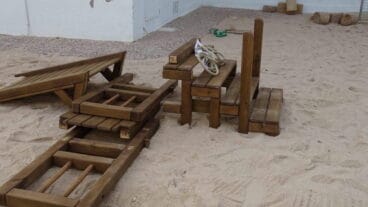Construcción de pasarelas en el patio de infantil