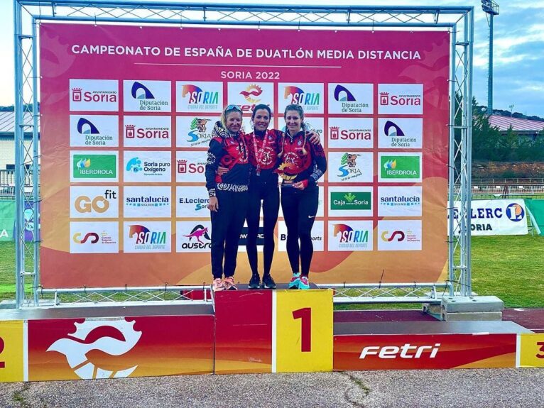 Cristina Roselló y su equipo, campeonas de España en Duatlón