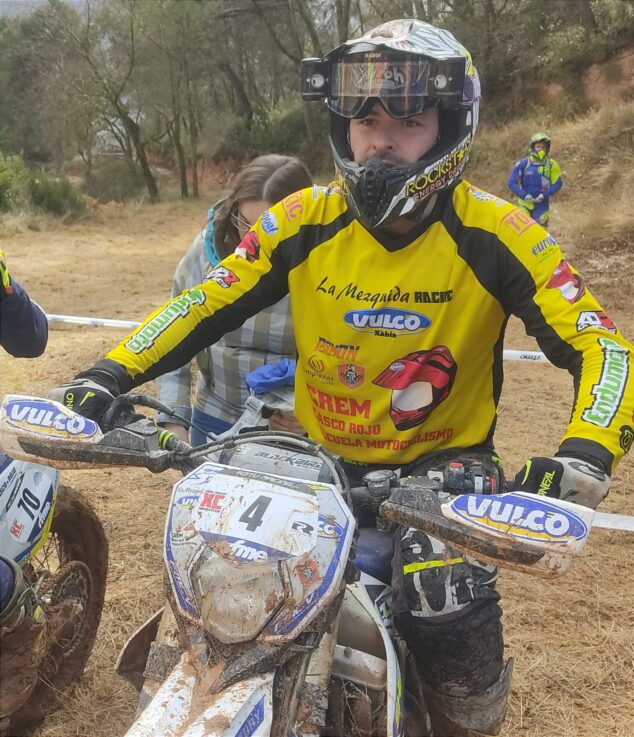 Imagen: Cristóbal Cholbi junto a su moto