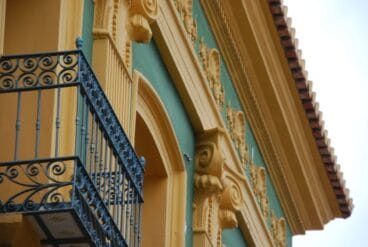 Detalles de la fachada de la sala Ca Lambert