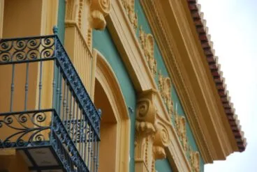 Detalles de la fachada de la sala Ca Lambert