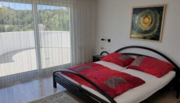 Dormitorio con cama de matrimonio y terraza