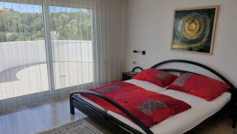 Dormitorio con cama de matrimonio y terraza