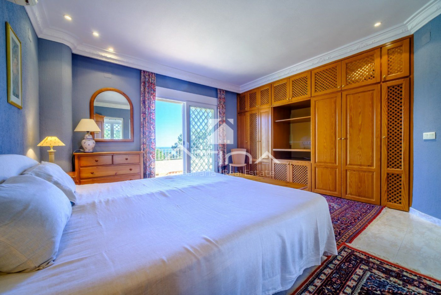 Dormitorio con vistas al mar en esta villa de Jávea