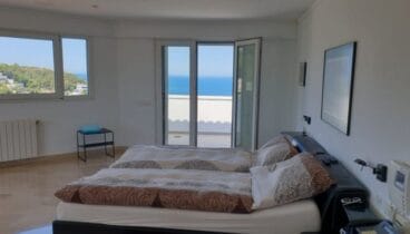 Dormitorio con vistas panorámicas al mar