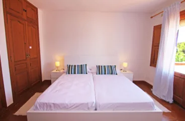 Dormitorio de la villa con cama doble