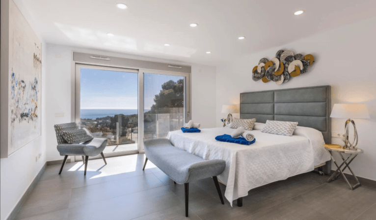 Dormitorio principal con vistas al mar y a la montaña