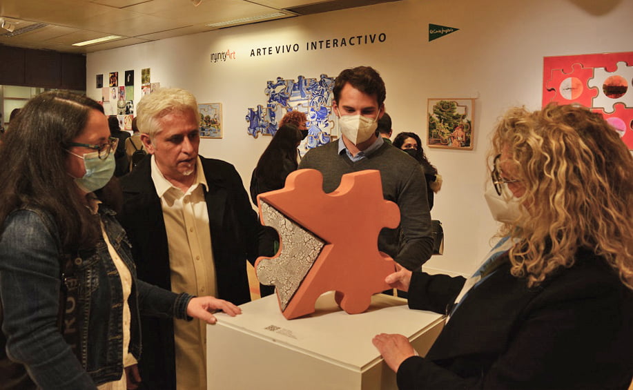 Esculturas de cerámica en la exposición de arte vivo interactivo