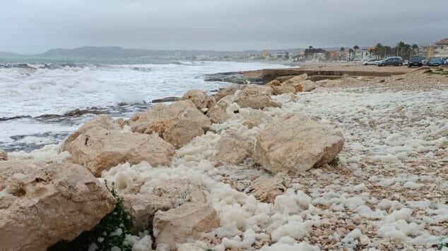 Imagen: Espuma marina en la Playa de la Grava de Xàbia