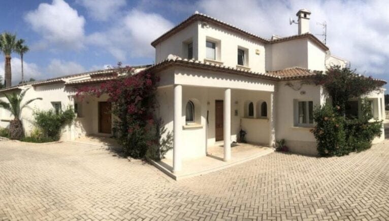Fachada de la vivienda en Jávea