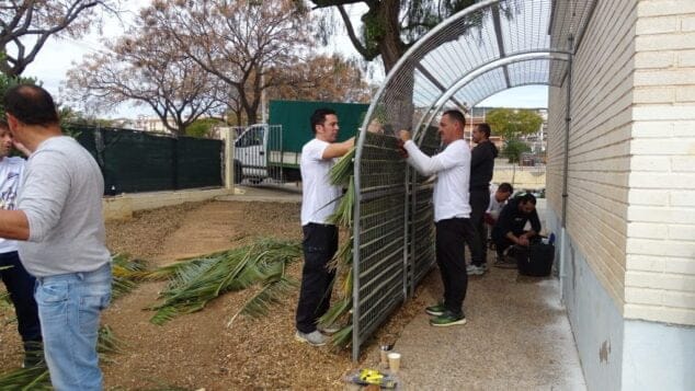 Imagen: Familias trabajando en la creación de un puente verde