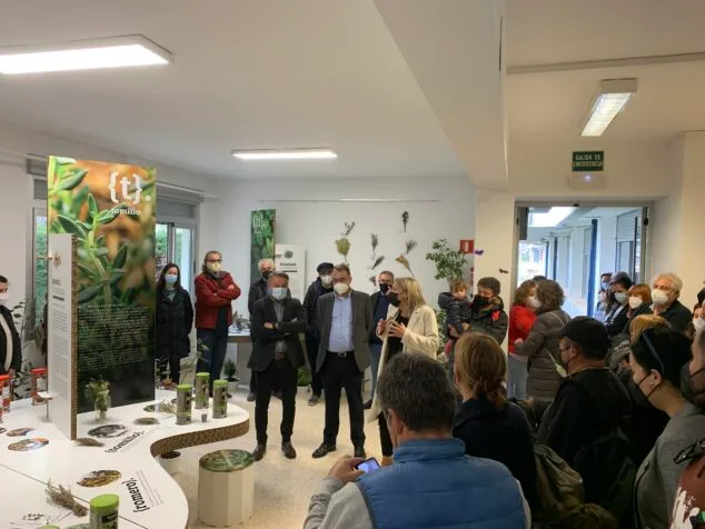 Imagen: Inauguración de la exposición en el CEIP Port de Xàbia