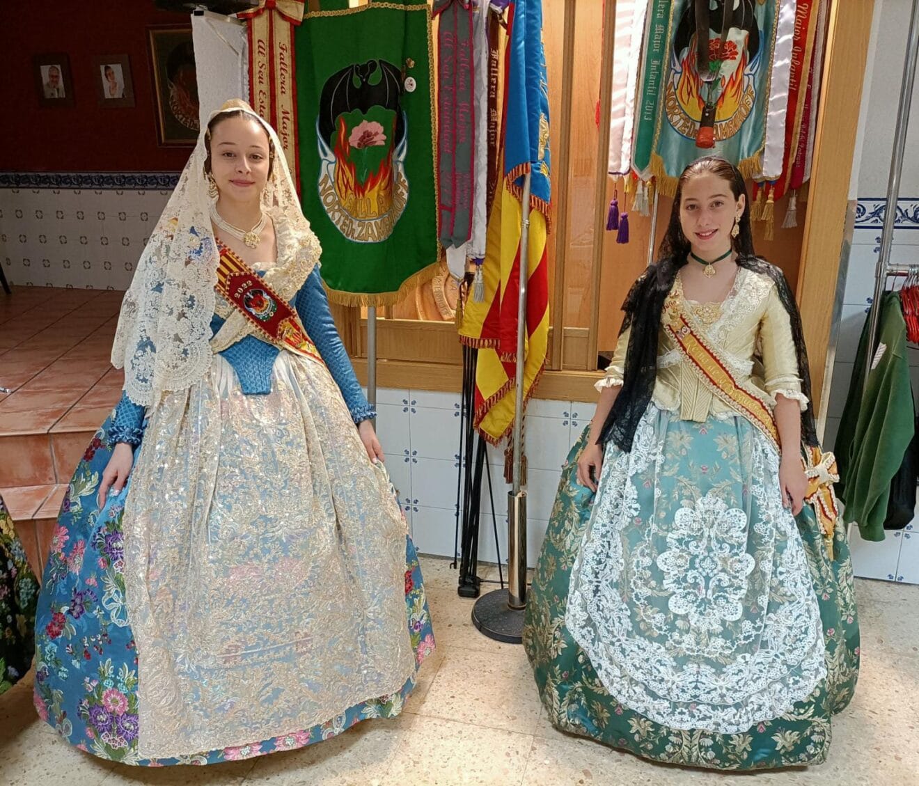 Júlia Badenes con la fallera mayor infantil de la falla