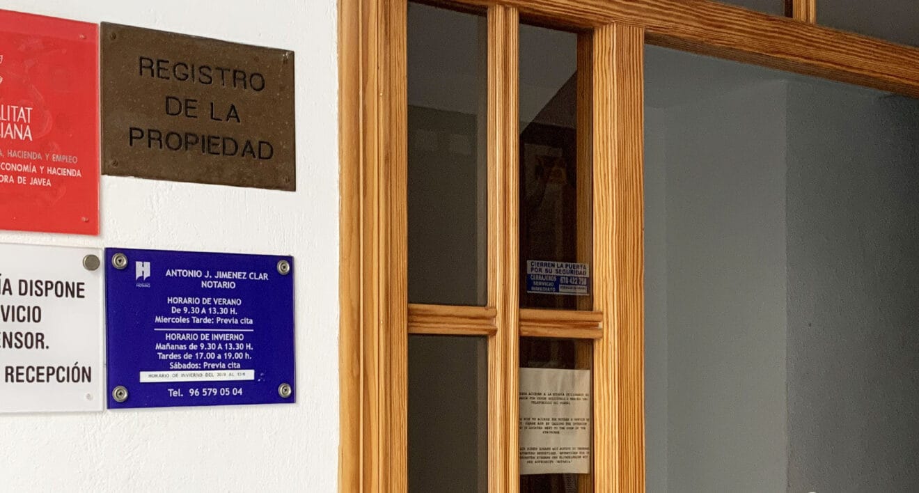 La notaria Jiménez Clar comparte portal con el registro de la propiedad 2