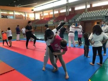 Los participantes durante una clase del seminario de artes marciales
