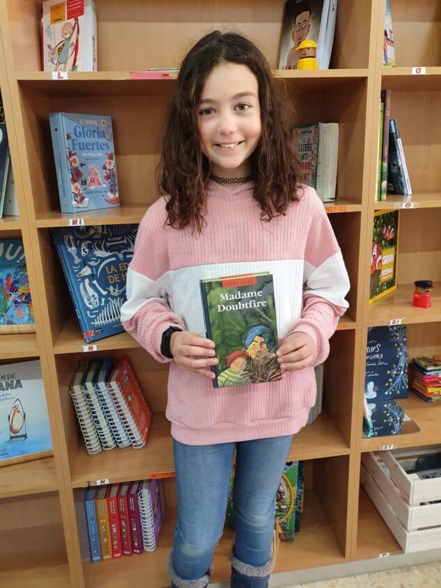 Imagen: Noa Máiquez con su libro Madame Doubtfire