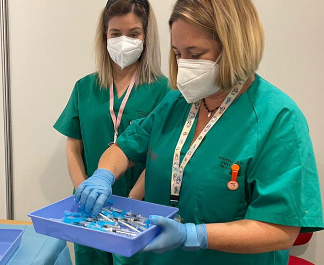 Imagen: Personal sanitario preparando las dosis de vacuna