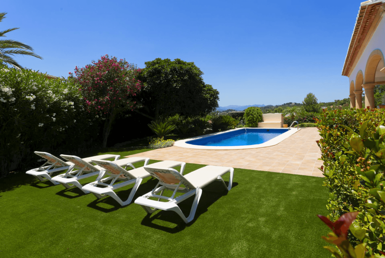 Piscina de la vivienda con vistas al Montgó y tumbonas