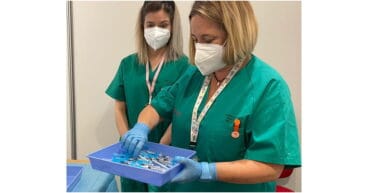 Personal sanitario con las dosis de vacuna