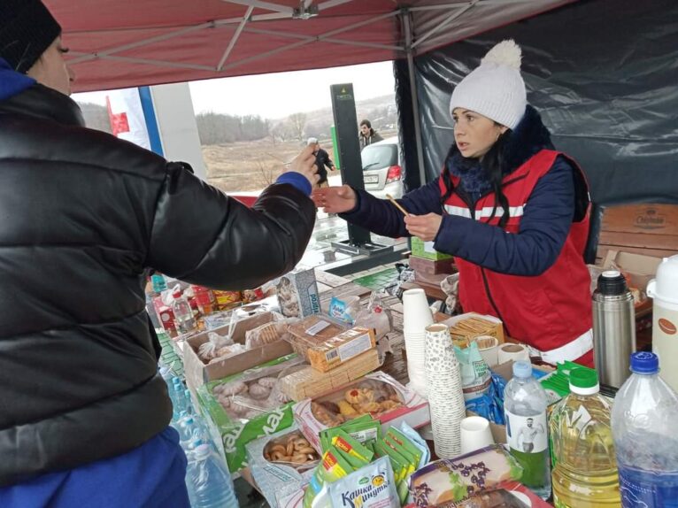 Reparto de alimentos en Ucrania. Foto Cruz Roja Española