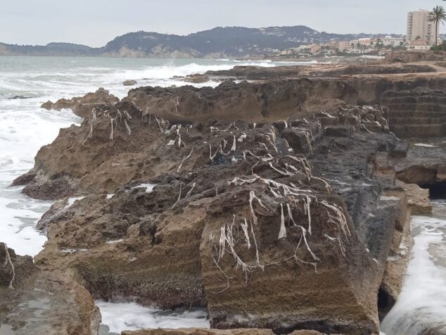 Imagen: Restos de toallitas en el Primer Montañar -Cala del Ministro