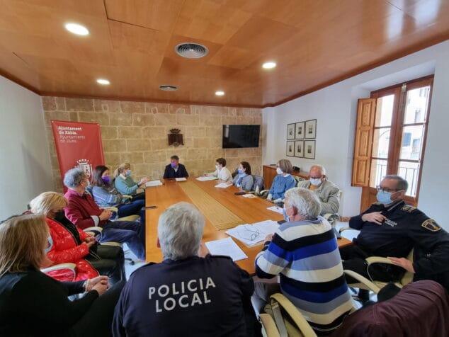 Imagen: Reunión en Xàbia de la Mesa Solidaria