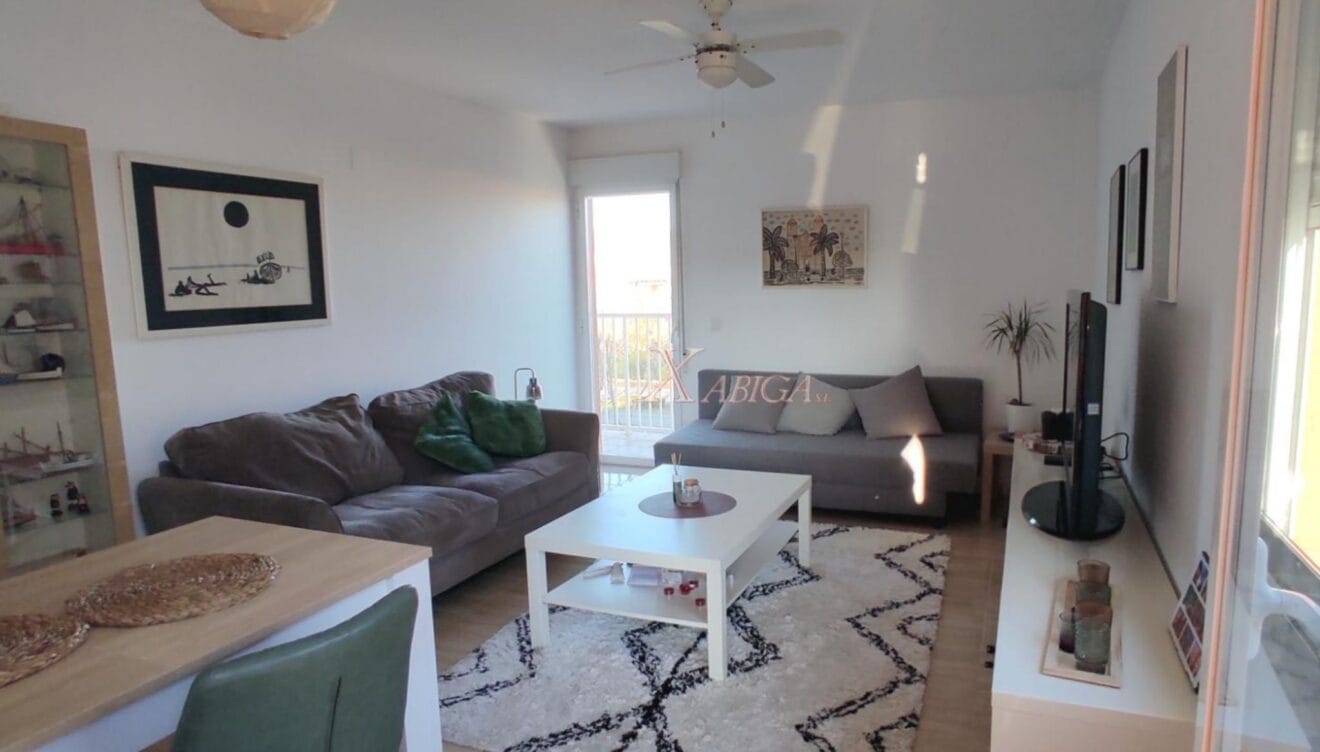 Salón-comedor luminoso de este apartamento en venta
